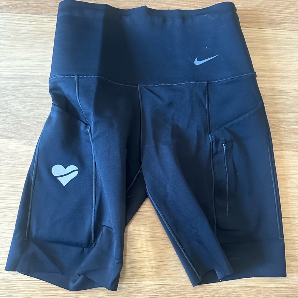 NIKE WOMEN'S GO FIRM-SUPPORT HIGH-WAISTED 8" BIKER SHORTS WITH POCKETS